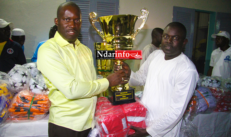 Alioune Badara DIOP remet symboliquement un trophée à Mamadou BA, président de l'ODCAV de Saint-Louis