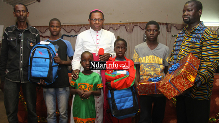 ARBRE DE NOËL : Caritas et Claire Enfance offrent la fête à l’enfance vulnérable. ARBRE DE NOËL : Caritas et Claire Enfance offrent la fête à l’enfance vulnérable.