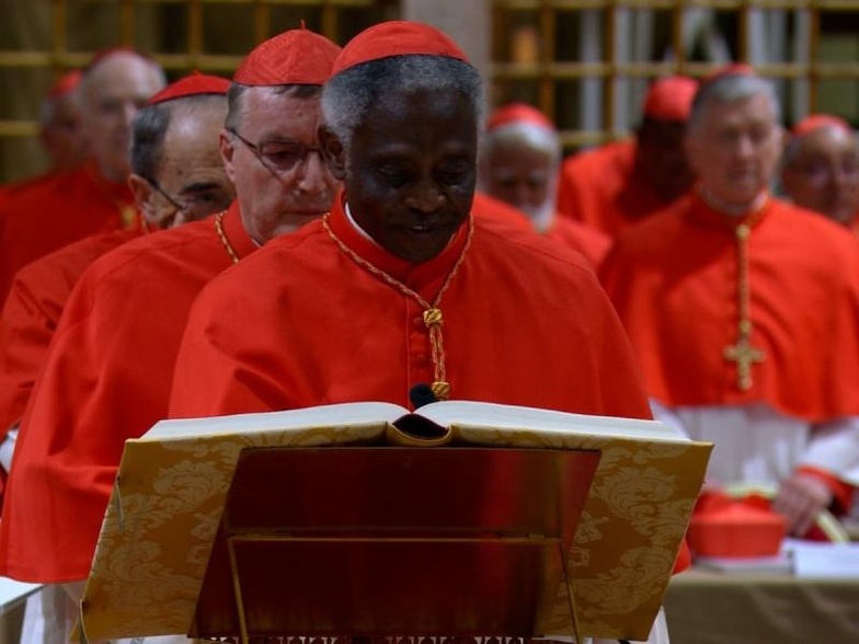 Élection du nouveau pape : fumée noire au deuxième jour du conclave, deux votes prévus dans l’après-midi