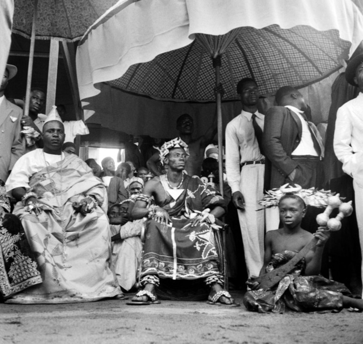 Deux princes indigènes ivoiriens, Adingra, chef Abron, et Kouagle, chef de Canton, assistent le 08 février 1951 à Abidjan, à l’inauguration du port de la capitale ivoirienne. La Côte d’Ivoire est devenue indépendante le 07 août 1960. Photo AFP