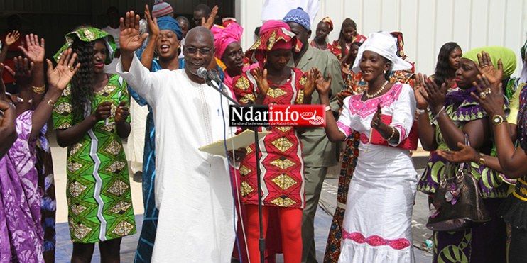 Babacar GUEYE, coordonnateur de Bey Dundé, ovationné par des femmes de l'Union de Pont Gendarme.
