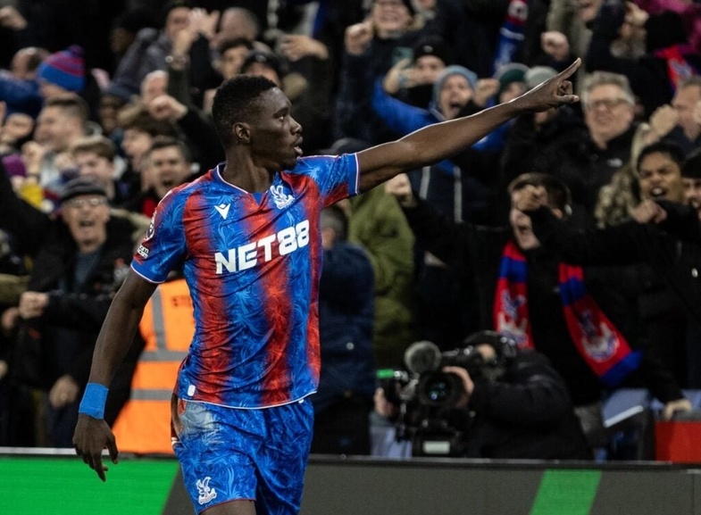Ismaïla Sarr mène Crystal Palace à son premier sacre historique face à Manchester City