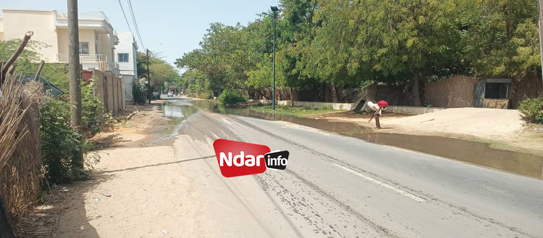 Fuite au canal de Bango : l’eau envahit l’entrée principale de la localité Fuite au canal de Bango : l’eau envahit l’entrée principale de la localité