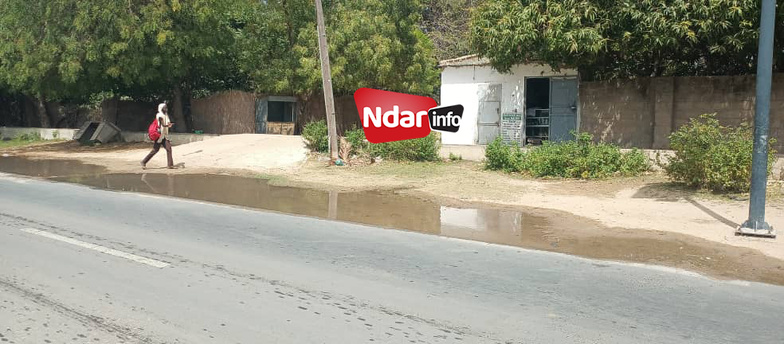 Fuite au canal de Bango : l’eau envahit l’entrée principale de la localité Fuite au canal de Bango : l’eau envahit l’entrée principale de la localité