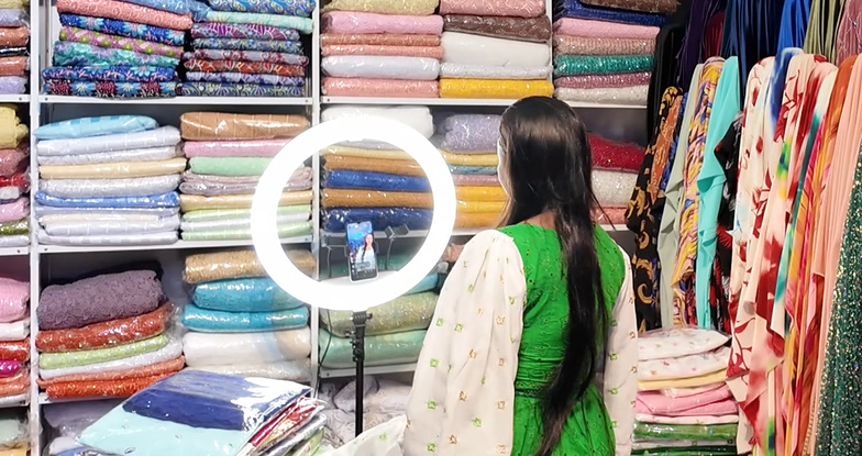 Tabaski : les vendeurs de tissus du marché Ndar entre espoir et stratégie Tabaski : les vendeurs de tissus du marché Ndar entre espoir et stratégie