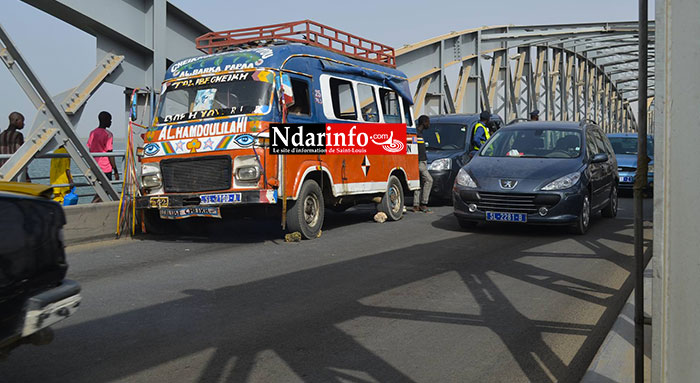 DERNIERE MINUTE: En panne, ce car bloque la circulation sur le pont (Photos)