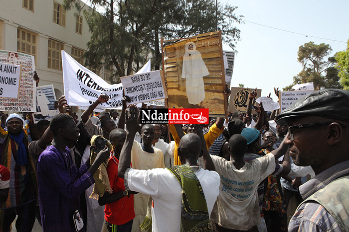 DIRECT – SAINT-LOUIS : les mourides marchent contre Jeune Afrique (Photos)