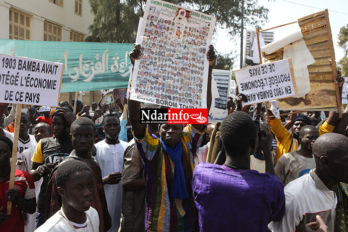 DIRECT – SAINT-LOUIS : les mourides marchent contre Jeune Afrique (Photos)