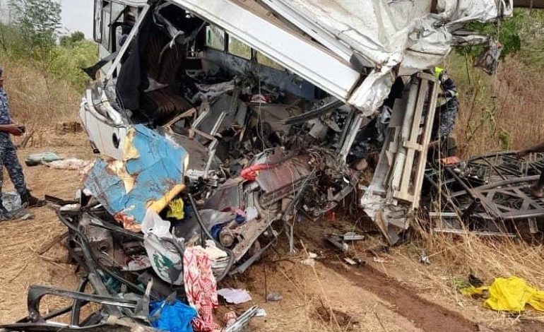 Un mort et 17 blessés dans un accident sur l’autoroute Ila Touba Un mort et 17 blessés dans un accident sur l’autoroute Ila Touba