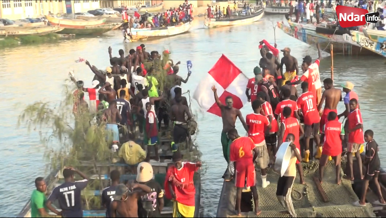 Carnaval sur l’eau : à Guet Ndar, les pirogues volent la vedette à Tamkharite Carnaval sur l’eau : à Guet Ndar, les pirogues volent la vedette à Tamkharite