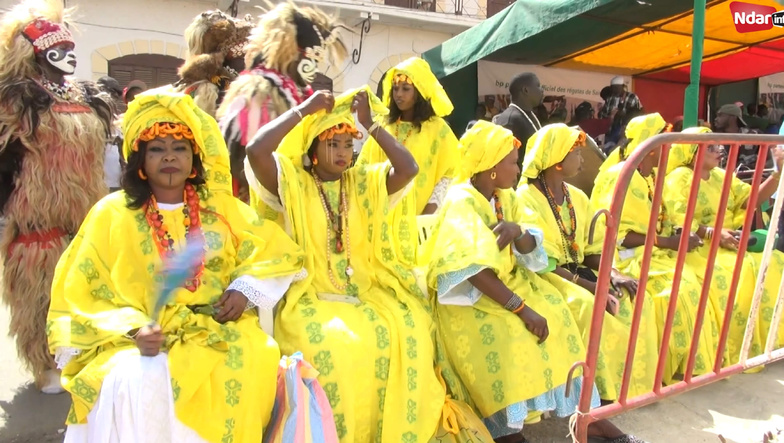 Tam-tams, chants et faux lions : quand la tradition enflamme les régates