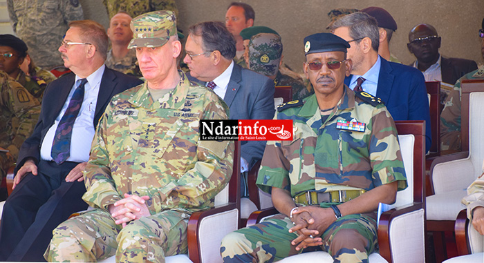 Sur la Place de Saint-Louis Sur la Place de Saint-Louis