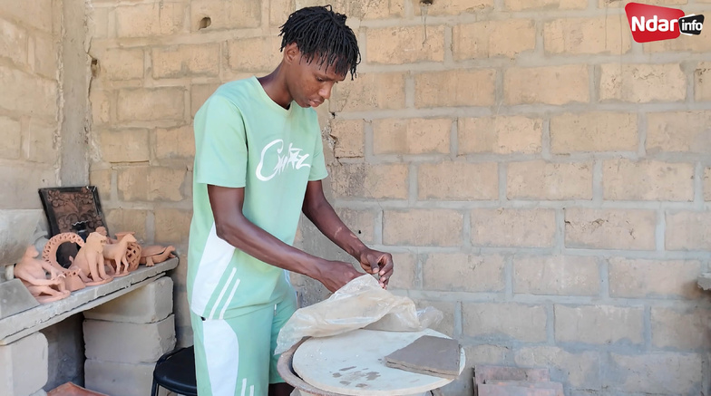Poterie céramique : Mouhamadou Bamba Bâ, l’artiste aux mains de fée Poterie céramique : Mouhamadou Bamba Bâ, l’artiste aux mains de fée