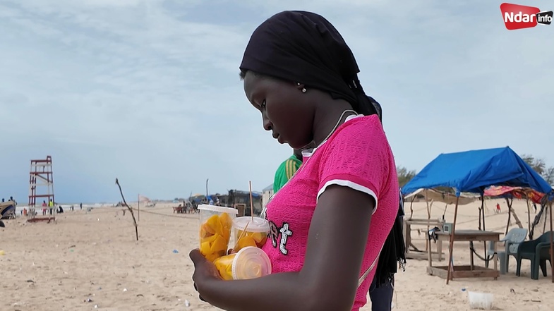 Plage de l’Hydrobase : quand les jeunes filles misent sur le petit commerce pour préparer la rentrée