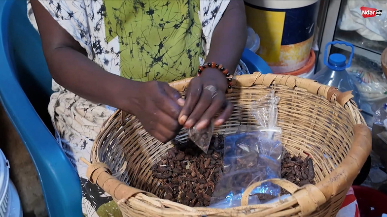 Hivernage à Saint-Louis : les vendeurs d’encens attendent toujours la clientèle Hivernage à Saint-Louis : les vendeurs d’encens attendent toujours la clientèle