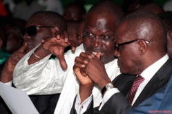 Bureau politique du Parti socialiste – La situation dégénère, la police intervient par des jets de grenades lacrymogènes Bureau politique du Parti socialiste – La situation dégénère, la police intervient par des jets de grenades lacrymogènes