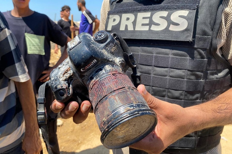 Israël tue quatre journalistes lors d’une frappe sur l’hôpital Nasser à Gaza