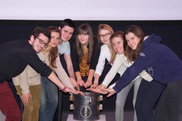 Les membres rouennais de l’association Enactus avec le cuiseur