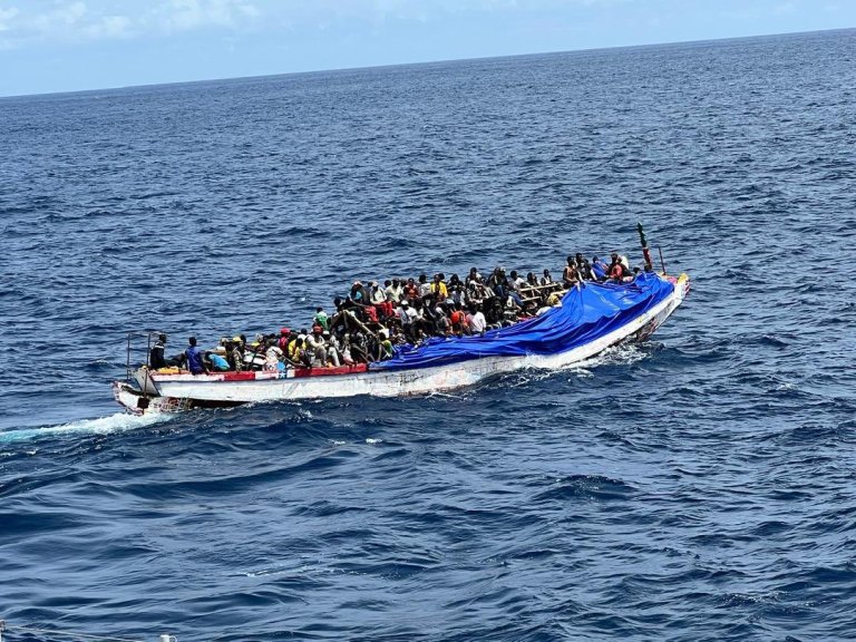 Secours de 259 candidats à l’émigration irrégulière par la Marine nationale au large de Dakar