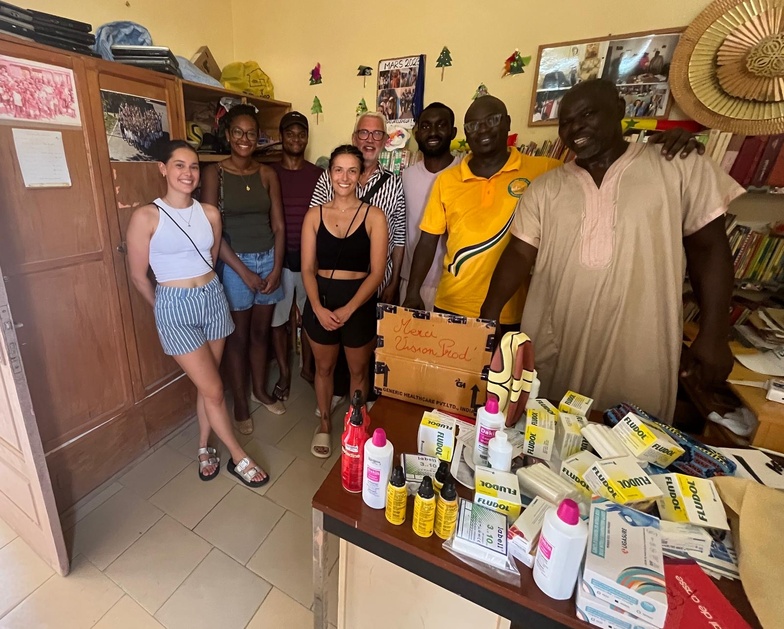 Moussa Ndiaye et ses partenaires offrent du matériel scolaire à plus de 1 000 élèves à Saint-Louis Moussa Ndiaye et ses partenaires offrent du matériel scolaire à plus de 1 000 élèves à Saint-Louis