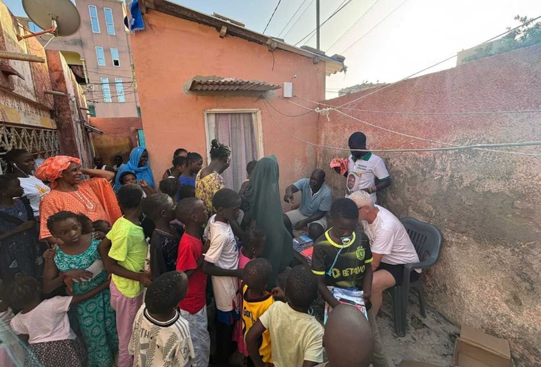 Moussa Ndiaye et ses partenaires offrent du matériel scolaire à plus de 1 000 élèves à Saint-Louis