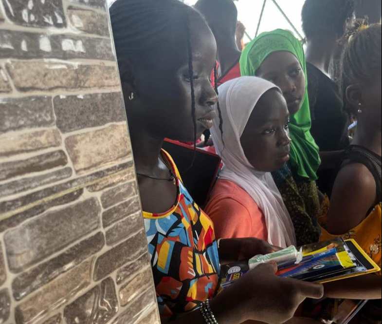 Moussa Ndiaye et ses partenaires offrent du matériel scolaire à plus de 1 000 élèves à Saint-Louis