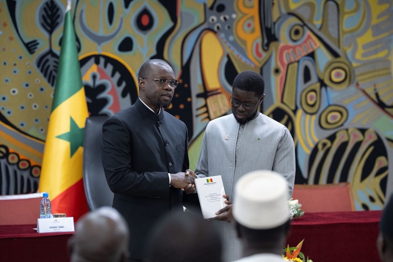 Massacre de Thiaroye : Le Président Diomaye Faye reçoit officiellement le Livre blanc Massacre de Thiaroye : Le Président Diomaye Faye reçoit officiellement le Livre blanc