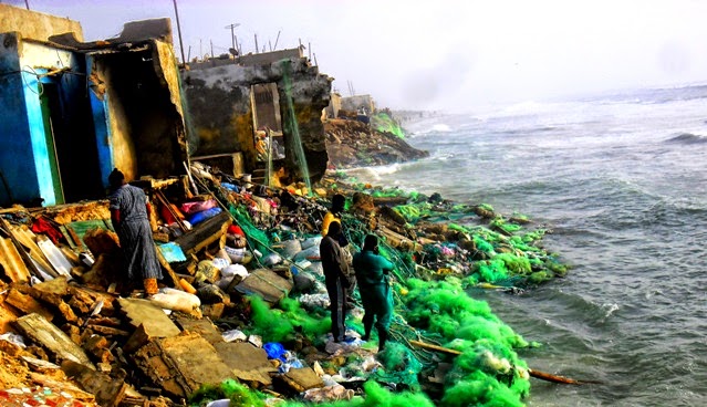 Lorsque la mer menace des vies, et qu'aucunes actions de relogement n'est prévu par l’État. Lorsque la mer menace des vies, et qu'aucunes actions de relogement n'est prévu par l’État.