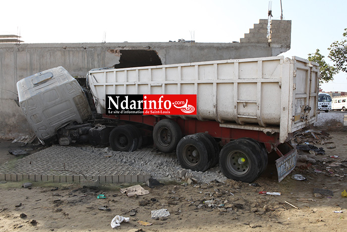 Accident mortel à Léona : un camion dérape et écrase une personne.