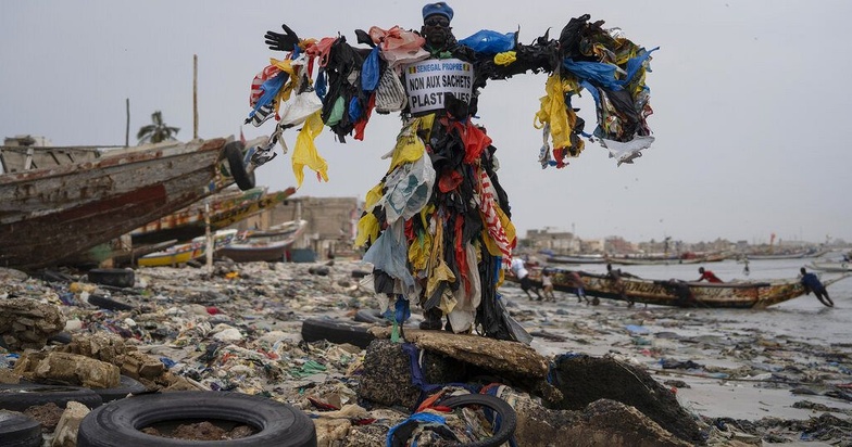 Pollution plastique : entre 7.000 et 10.000 tonnes de déchets générés chaque année par les sachets d’eau au Sénégal, selon le CAES