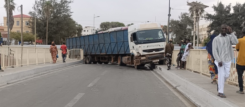 Saint-Louis : un camion rate son virage et bloque le pont Moustapha Malick Gaye
