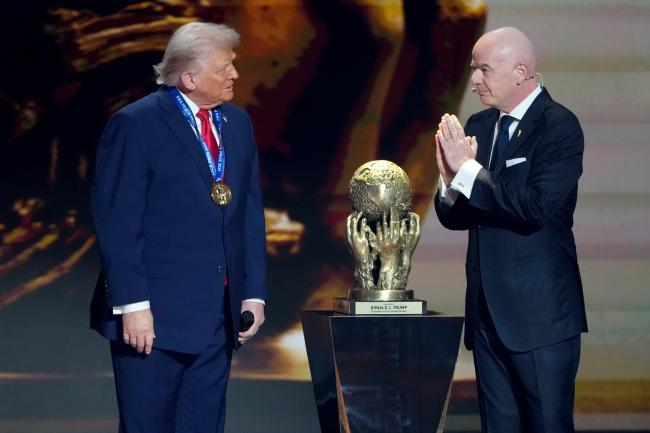 Donald Trump reçoit le tout premier Prix de la Paix de la FIFA