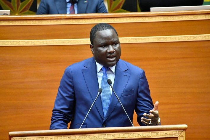 Salve d’applaudissements pour Dethie Fall après un discours ferme à l’Assemblée Salve d’applaudissements pour Dethie Fall après un discours ferme à l’Assemblée