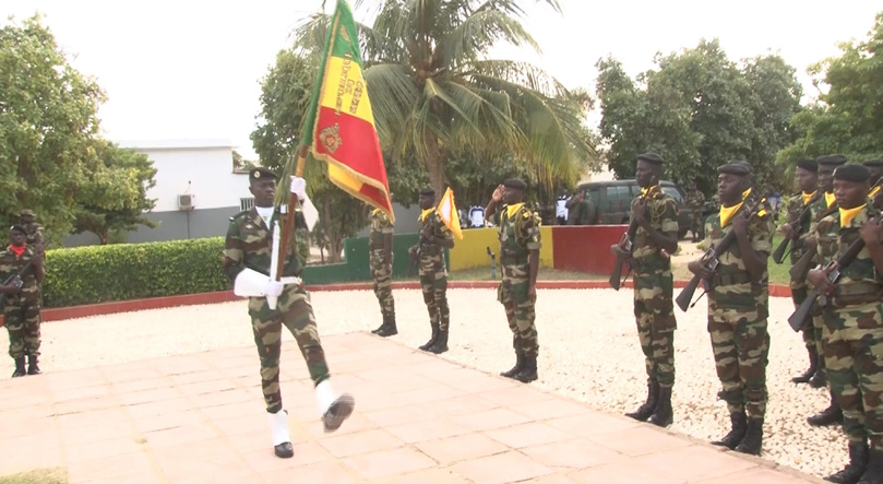 Armée : 1996 nouvelles recrues dont 92 femmes reçoivent le drapeau national à Bango