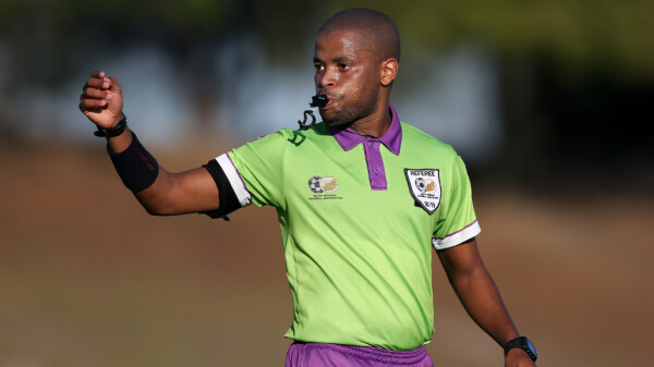Le Sud-Africain Abongile Tom au sifflet du derby Sénégal-Mali