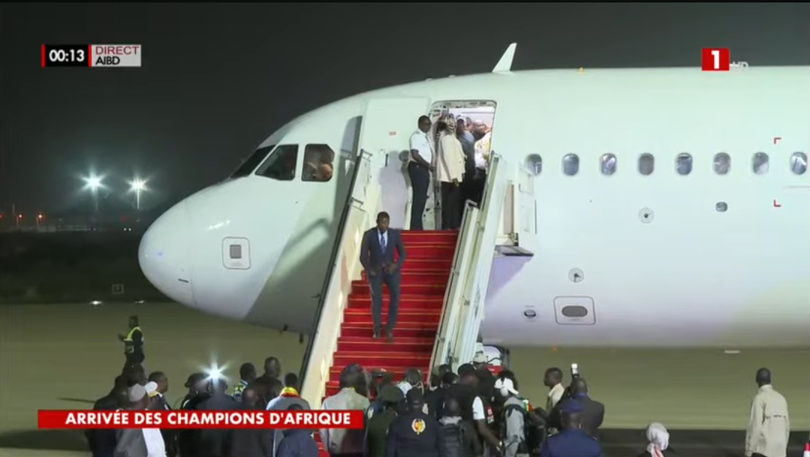 Retour des Lions : deux citernes de pompiers arrosent l'avion en guise de bienvenue Retour des Lions : deux citernes de pompiers arrosent l'avion en guise de bienvenue