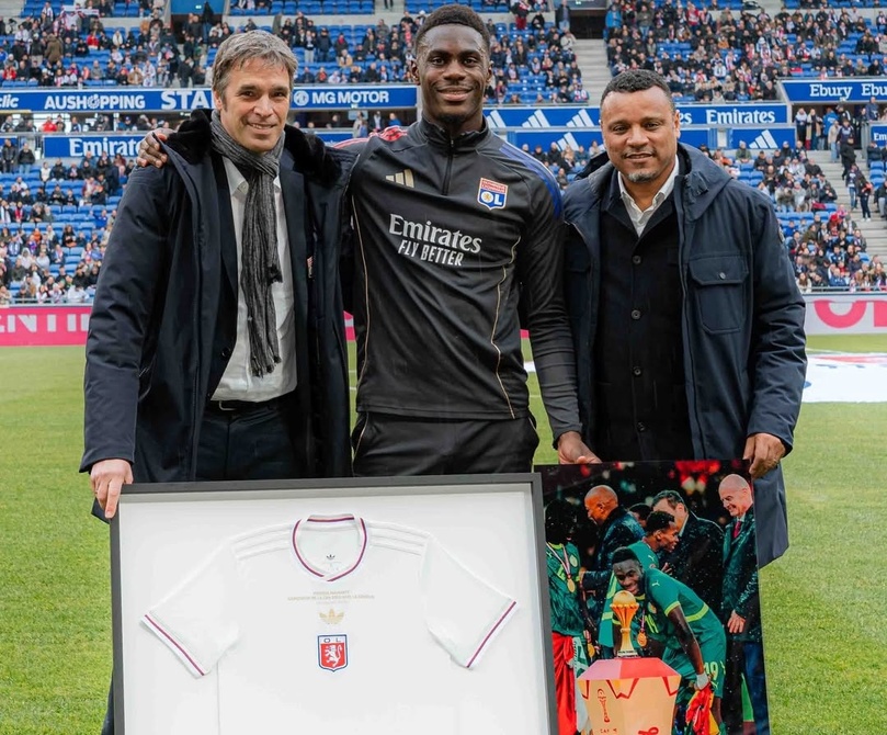 Moussa Niakhaté honoré par l'OL après son sacre à la CAN 2025 Moussa Niakhaté honoré par l'OL après son sacre à la CAN 2025