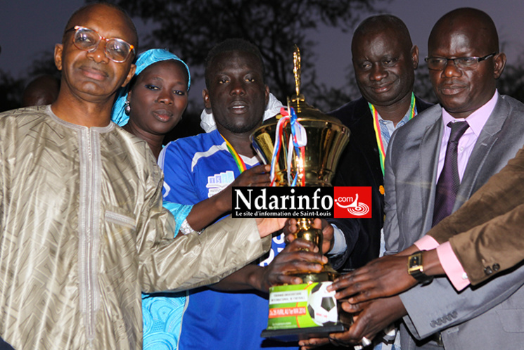 Remise du trophée au capitaine de l'équipèe de l'ISEG