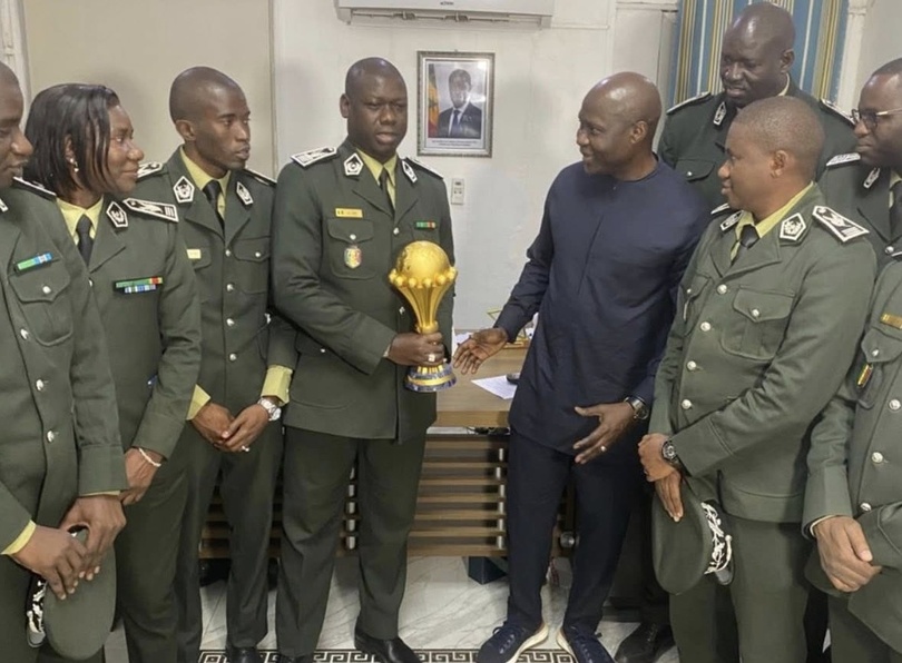 Rebeuss : La Fédération Sénégalaise de Football présente le trophée de la CAN aux détenus Rebeuss : La Fédération Sénégalaise de Football présente le trophée de la CAN aux détenus