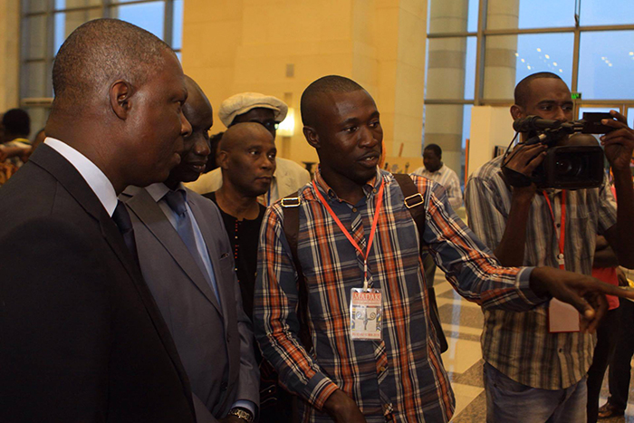 Les ministres de la Culture ivoiriens et sénéglais contemplent le tableau de l'artiste Saint-Louisien, au MADAK