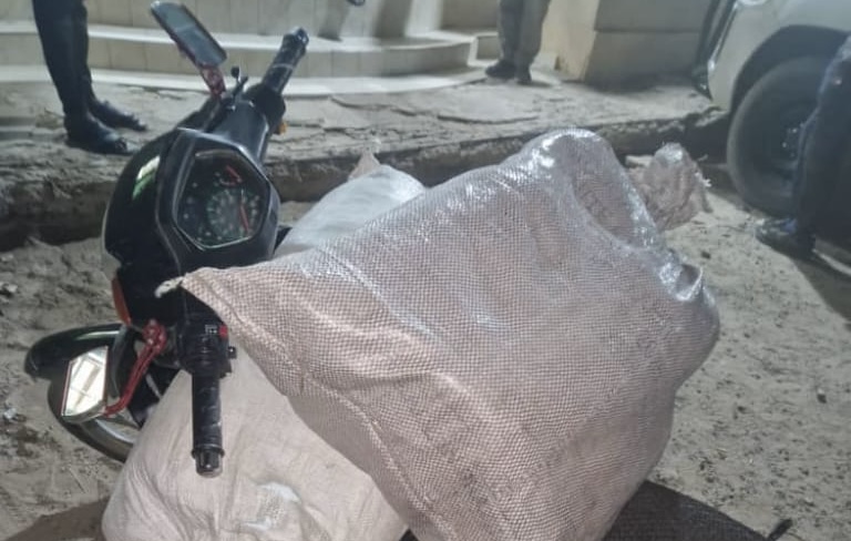 Criminalité transfrontalière : Un trafiquant abandonne sa moto Jakarta et 23 kg de drogue