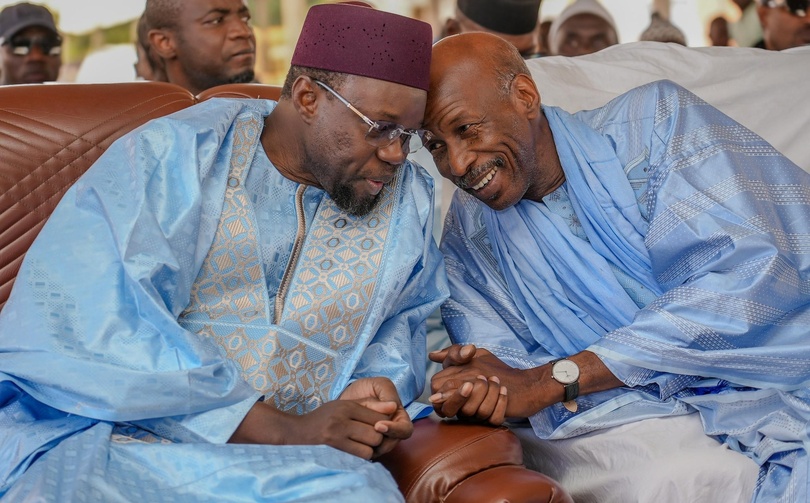 Guéoul : Ousmane Sonko s'incline devant la mémoire du Khalife Cheikh Makhfou Aïdara Guéoul : Ousmane Sonko s'incline devant la mémoire du Khalife Cheikh Makhfou Aïdara