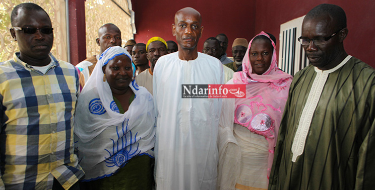 Le coordonnateur du Mouvemnt AM JAM avec d'anciens responsables du Grand Parti à GuetNdar. Le coordonnateur du Mouvemnt AM JAM avec d'anciens responsables du Grand Parti à GuetNdar.