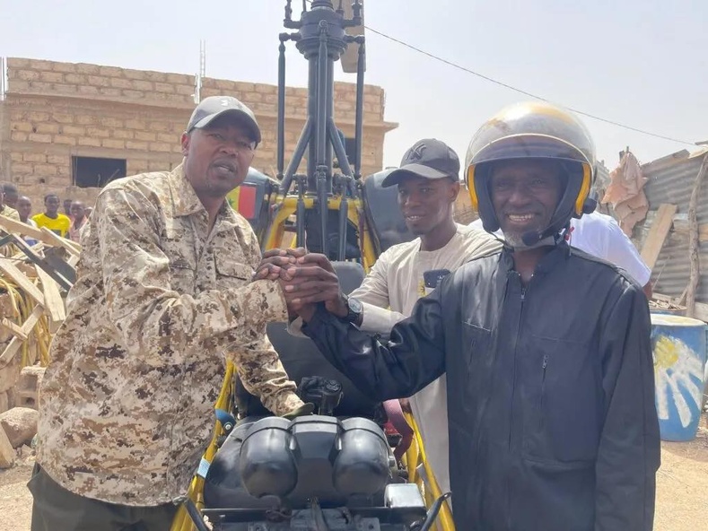 Tambacounda : L'incroyable exploit de Mamadou Sow, le maçon qui fabrique des hélicoptères Tambacounda : L'incroyable exploit de Mamadou Sow, le maçon qui fabrique des hélicoptères