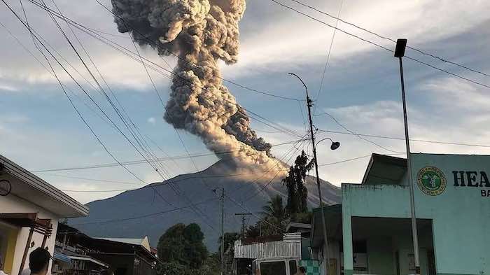 Philippines : Plus de 300 familles évacuées suite à des chutes de cendres du volcan Mayon
