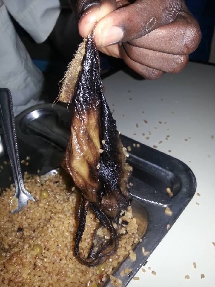 Restauration à l'UGB: des étudiants découvrent d'étranges choses dans leurs plats (Photos)