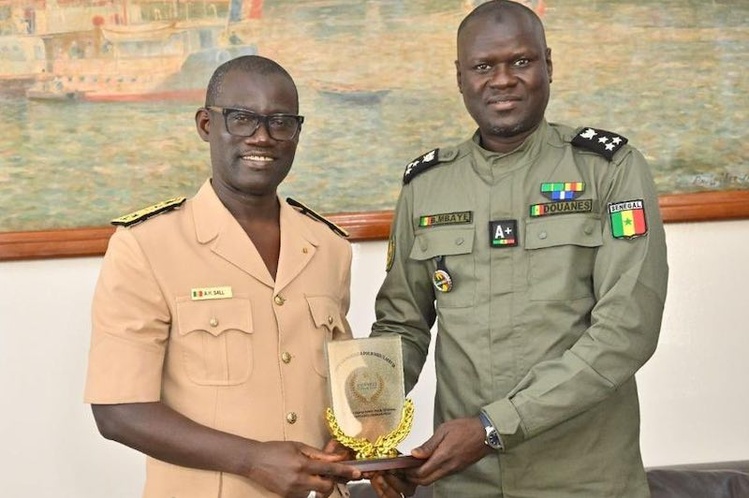 Tournée territoriale : les détails de la rencontre entre le patron des Douanes et le Gouverneur Al Hassan Sall. Tournée territoriale : les détails de la rencontre entre le patron des Douanes et le Gouverneur Al Hassan Sall.