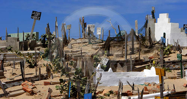 Saint-Louis : les  « réservations de tombes » étouffent les cimetières. Saint-Louis : les  « réservations de tombes » étouffent les cimetières.