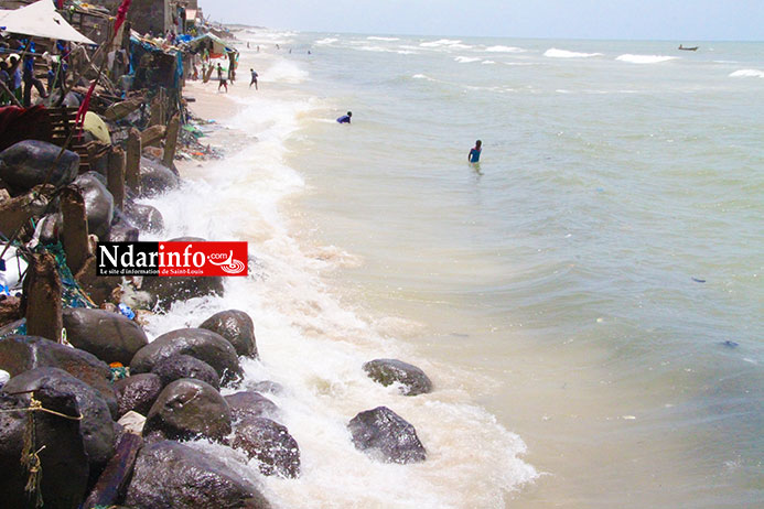 FURIE REPETITIVE DES VAGUES SUR GUET - NDAR : La Langue Barbarie réclame un mur de protection. FURIE REPETITIVE DES VAGUES SUR GUET - NDAR : La Langue Barbarie réclame un mur de protection.