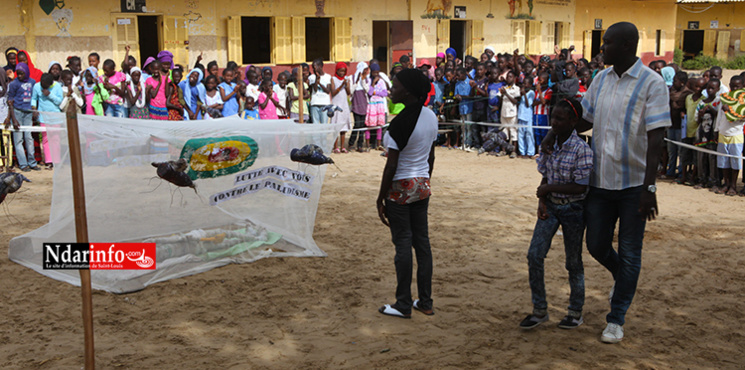 Au cours d'une senbilisation dans la Cour de l'école Saer SEYE Au cours d'une senbilisation dans la Cour de l'école Saer SEYE